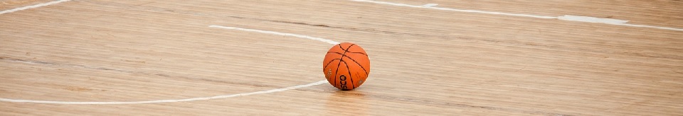 Ball auf leerem Basketballfeld