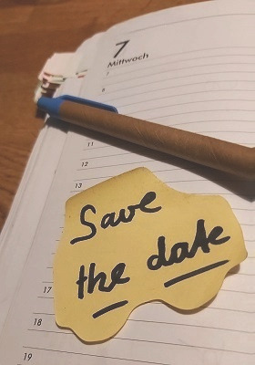 Kalender mit Aufkleber "Save the date"